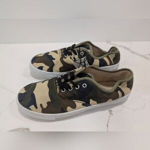 New Sole Mates Women’s Camo Canvas Sneakers Size 9 Lace Up Casual Low Top Shoes